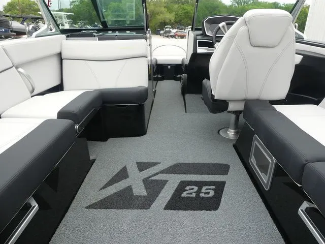 Slide: The Image of MasterCraft XT25 2018 - 31