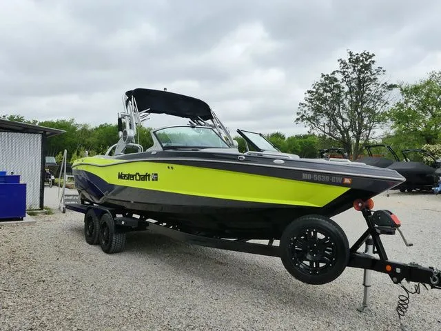 Slide: The Image of MasterCraft XT25 2018 - 4