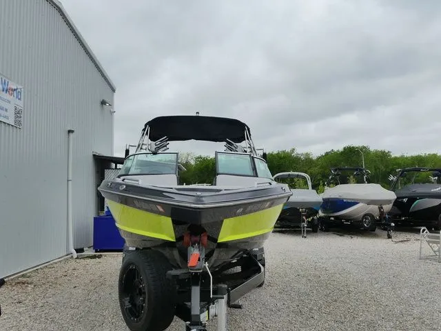 Slide: The Image of MasterCraft XT25 2018 - 5