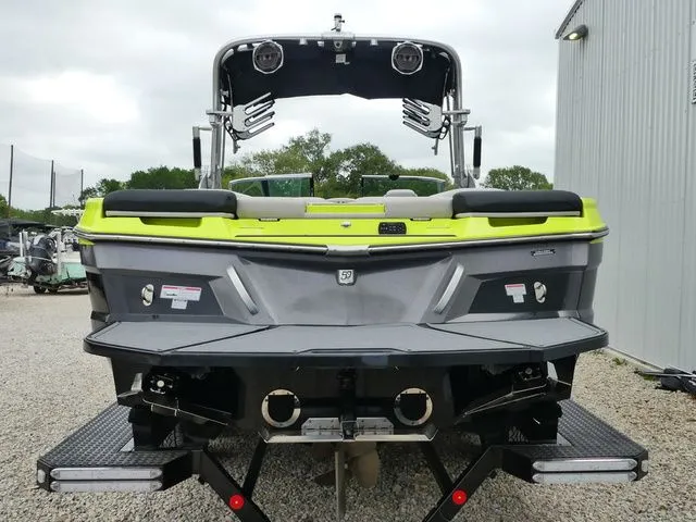 Slide: The Image of MasterCraft XT25 2018 - 6