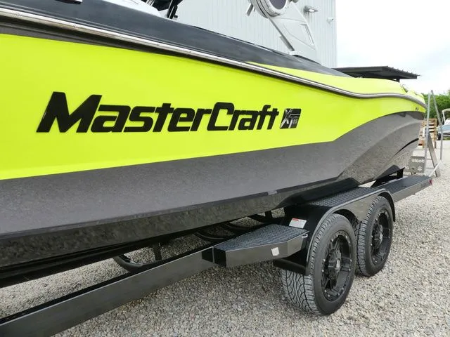 Slide: The Image of MasterCraft XT25 2018 - 8