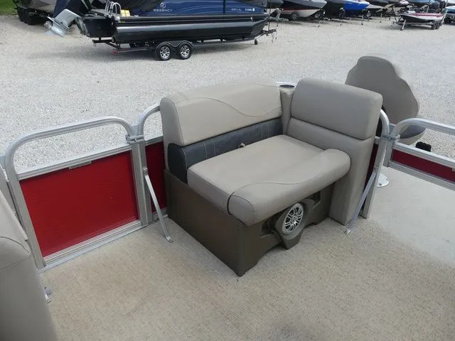 Slide: The Image of Avalon Venture Rear Fish 20' 2019 - 19