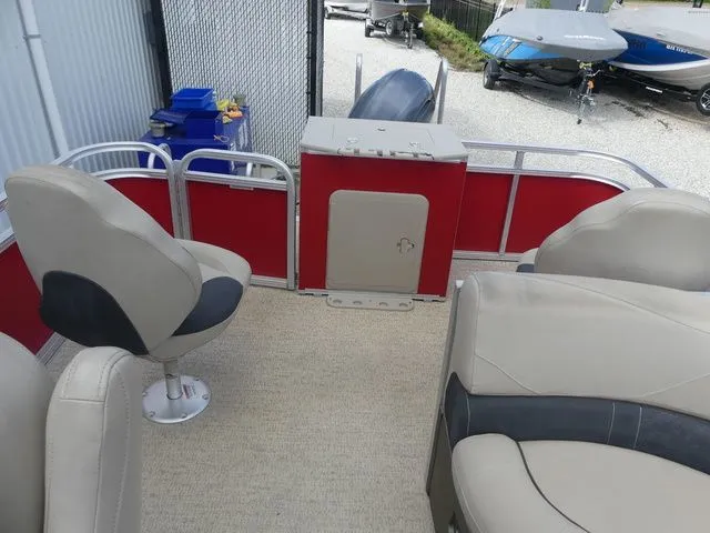 Slide: The Image of Avalon Venture Rear Fish 20' 2019 - 24