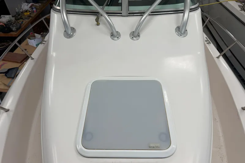 Slide: The Image of 2002 Pro-Line 260 Walkaround boat deck with hatch and railing. - 31