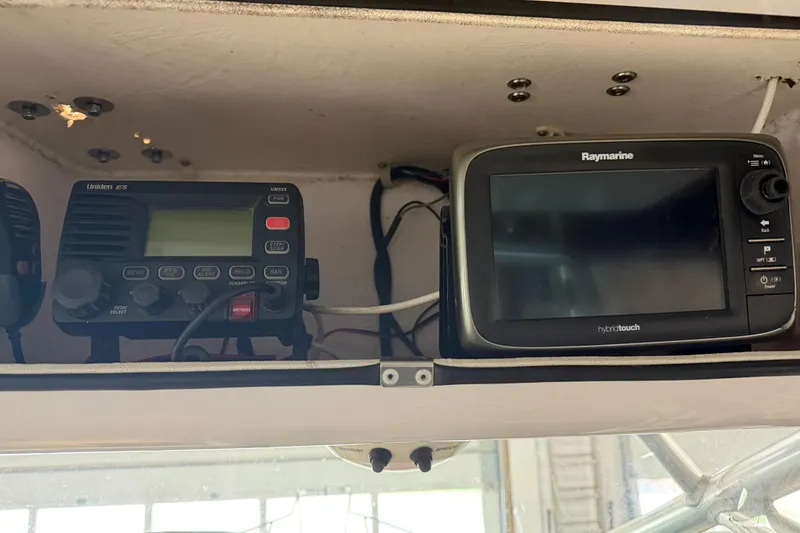 Slide: The Image of 2002 Pro-Line 260 Walkaround boat electronics: Uniden UM525 radio and Raymarine HybridTouch display. - 60