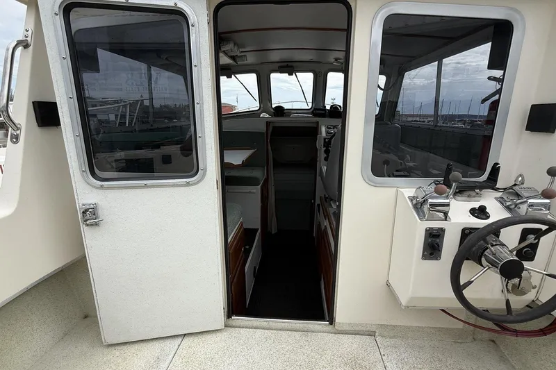 Slide: The Image of SeaSport Sportsman 22 - Companion Way - 8