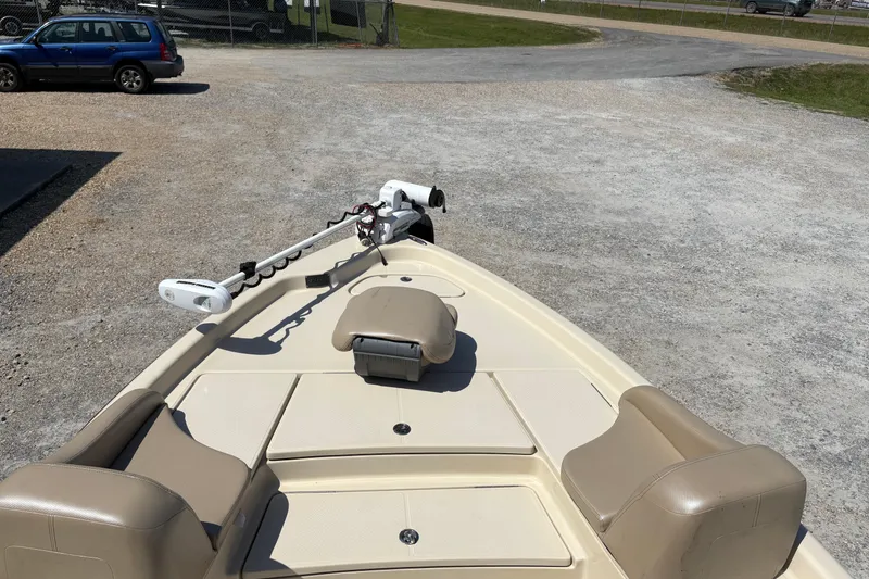 Slide: The Image of 2018 Blue Wave 2200 PureBay boat with beige seating and trolling motor on gravel lot. - 14