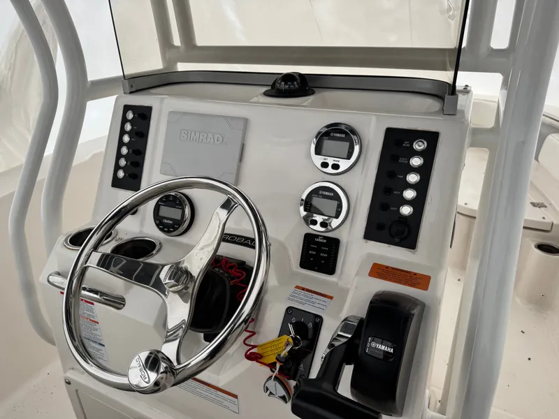 Slide: The Image of Robalo R200 CC 2022 helm with Simrad display and controls. - 5