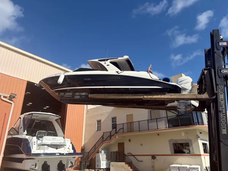 Slide: The Image of Sea Ray SLX 350 Outboard 2023 - 19