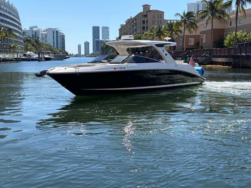 Slide: The Image of Sea Ray SLX 350 Outboard 2023 - 20
