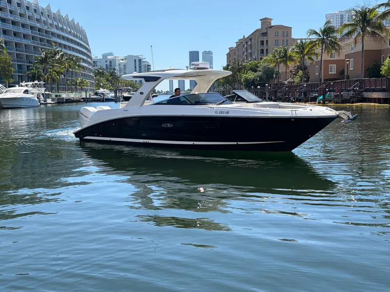 Slide: The Image of Sea Ray SLX 350 Outboard 2023 - 28