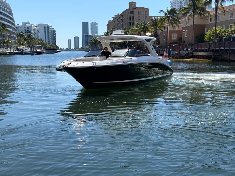 Slide: The Image of Sea Ray SLX 350 Outboard 2023 - 3