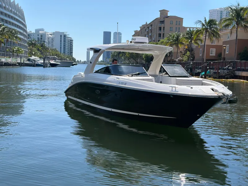 Slide: The Image of Sea Ray SLX 350 Outboard 2023 - 30