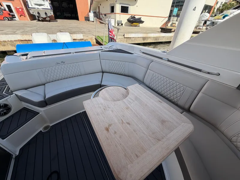 Slide: The Image of Sea Ray SLX 350 Outboard 2023 - 38