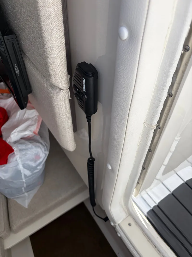Slide: The Image of Sea Ray SLX 350 Outboard 2023 - 54