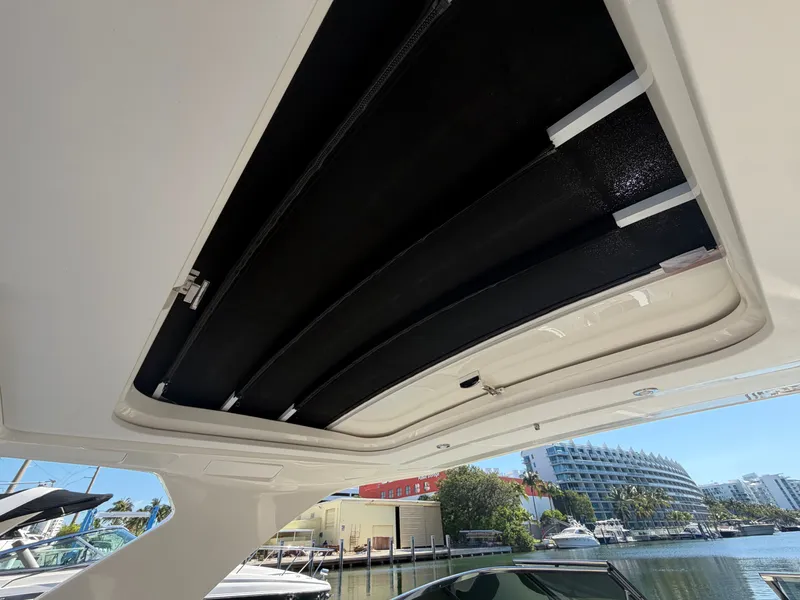 Slide: The Image of Sea Ray SLX 350 Outboard 2023 - 58