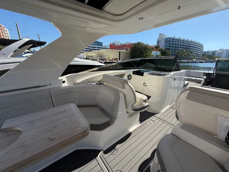 Slide: The Image of Sea Ray SLX 350 Outboard 2023 - 59