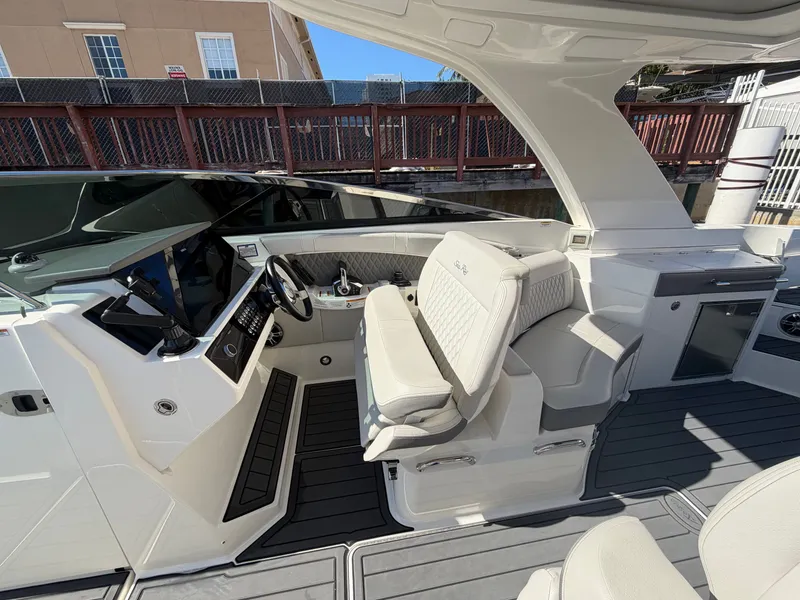 Slide: The Image of Sea Ray SLX 350 Outboard 2023 - 66