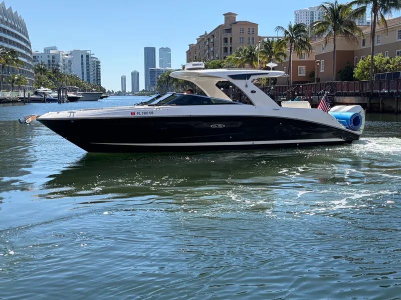 Slide: The Image of Sea Ray SLX 350 Outboard 2023 - 7