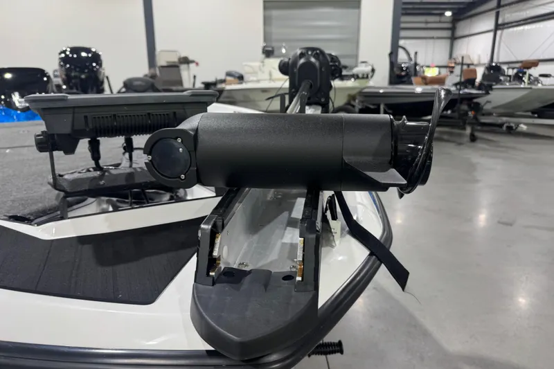 Slide: The Image of 2026 Skeeter ZXR21 SE boat with advanced trolling motor in a showroom. - 4