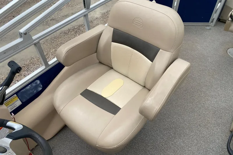 Slide: The Image of Captain's chair on 2016 Sun Tracker Fishin' Barge 22 DLX pontoon boat. - 12