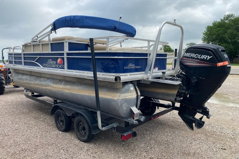 Slide: The Image of 2016 Sun Tracker Fishin' Barge 22 DLX pontoon boat with Mercury outboard motor. - 4