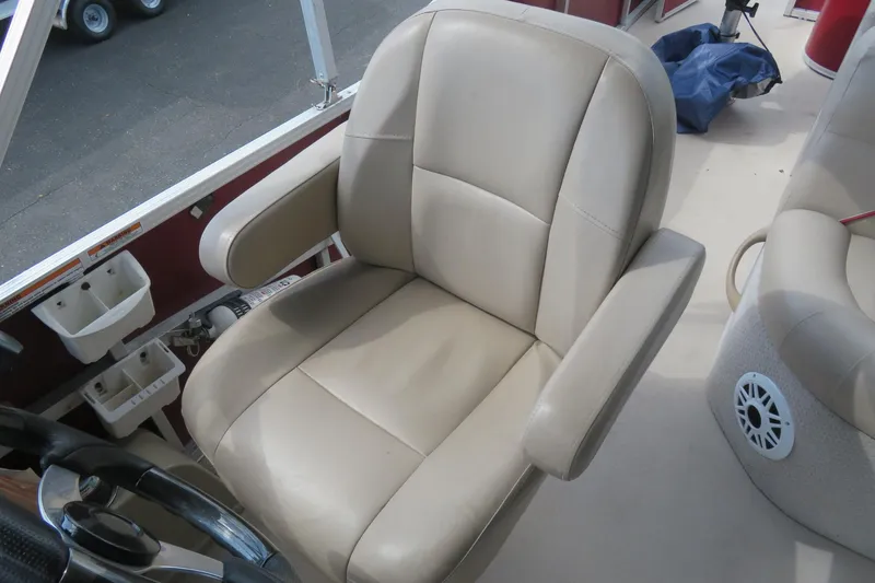 Slide: The Image of Captain's chair on 2014 Avalon Catalina Fish 24' boat, featuring beige upholstery. - 31