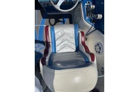 Slide: The Image of 2007 Eliminator 30 Daytona boat seat with blue, white, and red accents. - 14