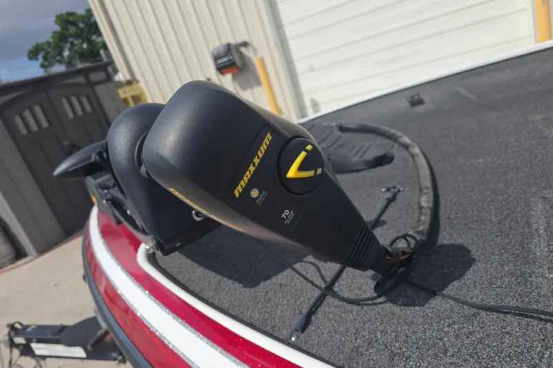 Slide: The Image of Trolling motor on 2015 Nitro Z-7 boat, featuring Maxxum branding. - 8