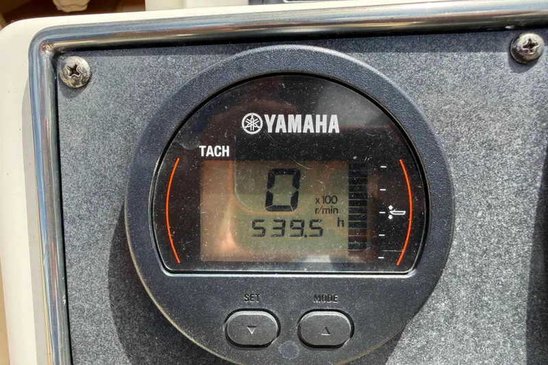 Slide: The Image of Yamaha tachometer displaying 539.5 hours on a 2017 Scout 210 Dorado boat. - 29
