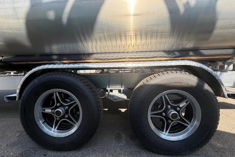 Slide: The Image of Trailer wheels of a 2022 Godfrey Sweetwater 2286FS pontoon boat. - 82