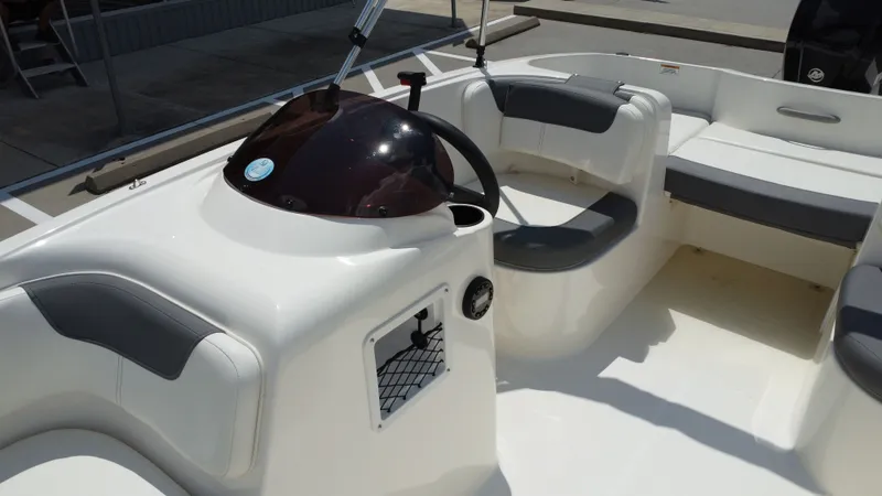 Slide: The Image of Bayliner E16LE 2025 - 23