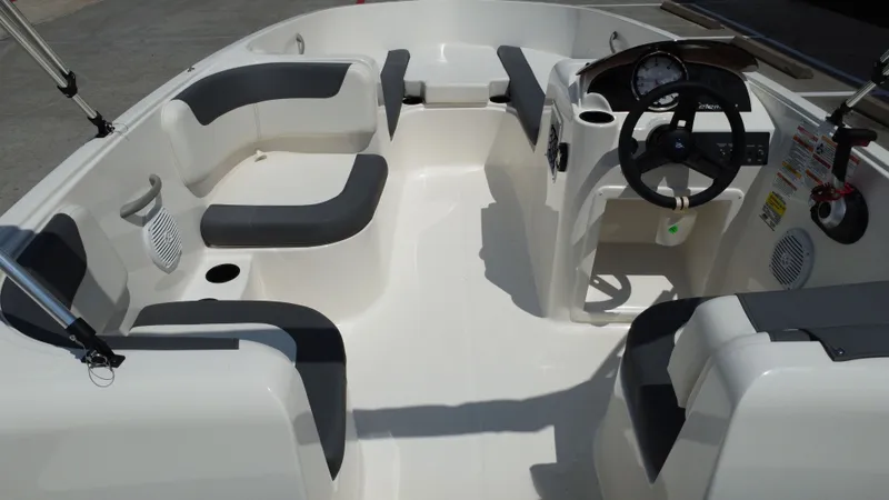 Slide: The Image of Bayliner E16LE 2025 - 28