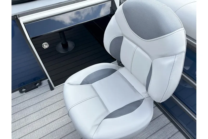 Slide: The Image of Bentley Pontoons Fish 200 4 PT 2025 - 12