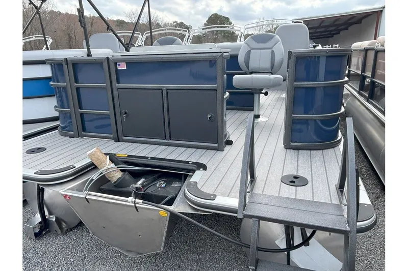 Slide: The Image of Bentley Pontoons Fish 200 4 PT 2025 - 15