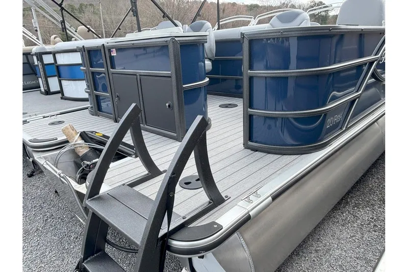 Slide: The Image of Bentley Pontoons Fish 200 4 PT 2025 - 16