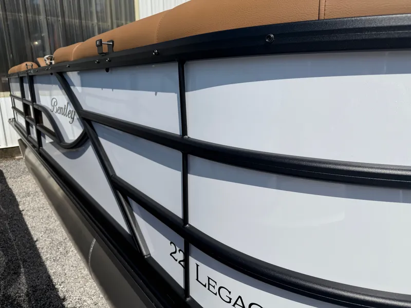 The Image of Bentley Pontoons Legacy 223 Navigator 2026 - 1