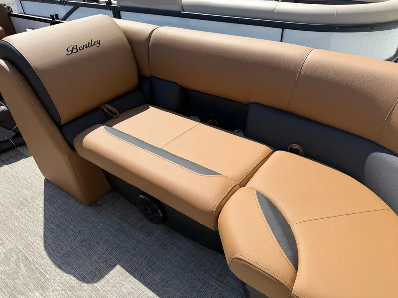 Slide: The Image of Bentley Pontoons Legacy 223 Navigator 2026 - 15