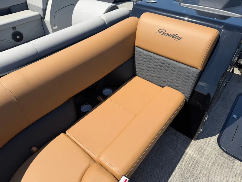 Slide: The Image of Bentley Pontoons Elite 223 DC Swingback 2026 - 11
