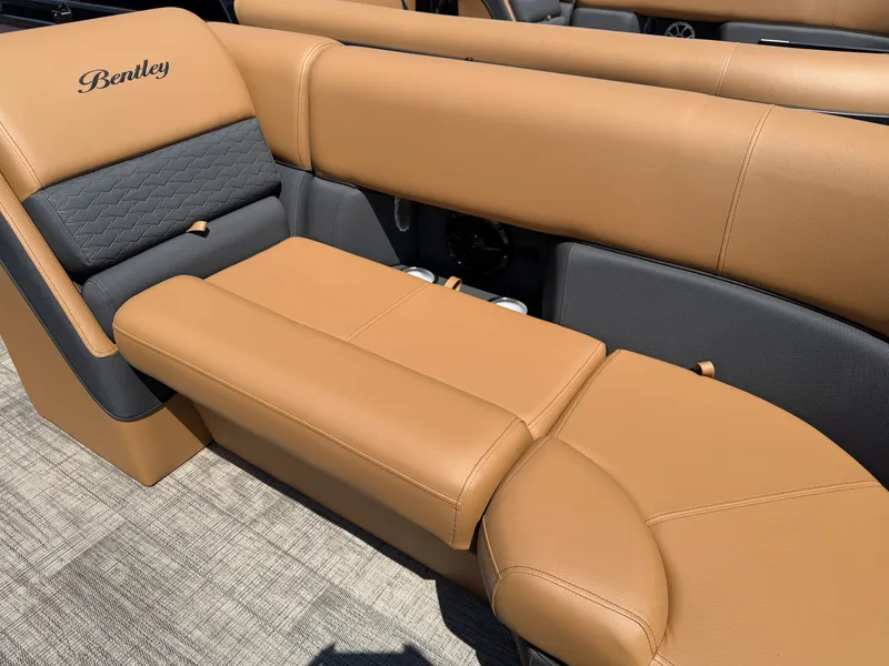 Slide: The Image of Bentley Pontoons Elite 223 DC Swingback 2026 - 13