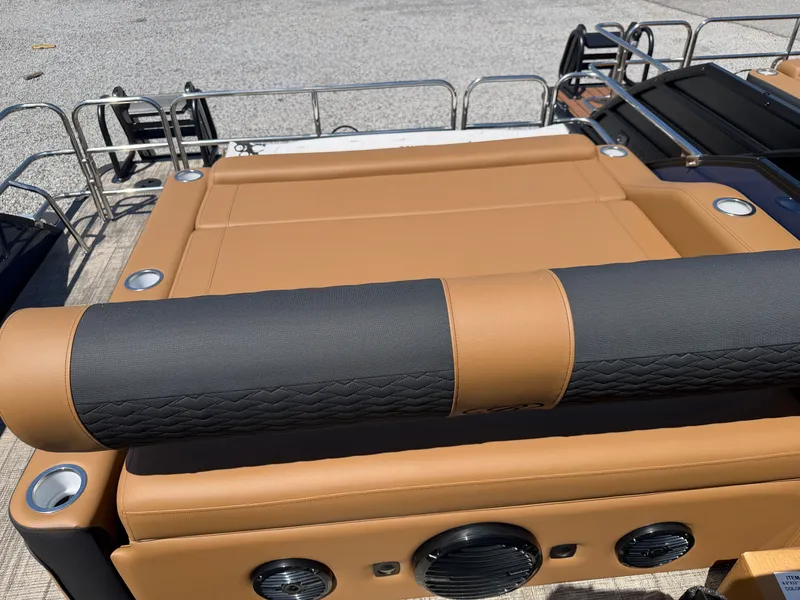 Slide: The Image of Bentley Pontoons Elite 223 DC Swingback 2026 - 16