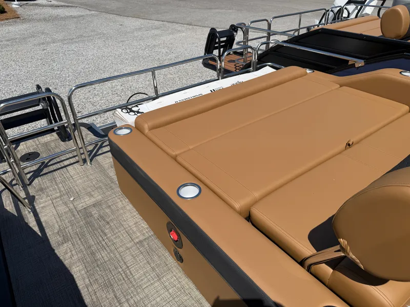 Slide: The Image of Bentley Pontoons Elite 223 DC Swingback 2026 - 18