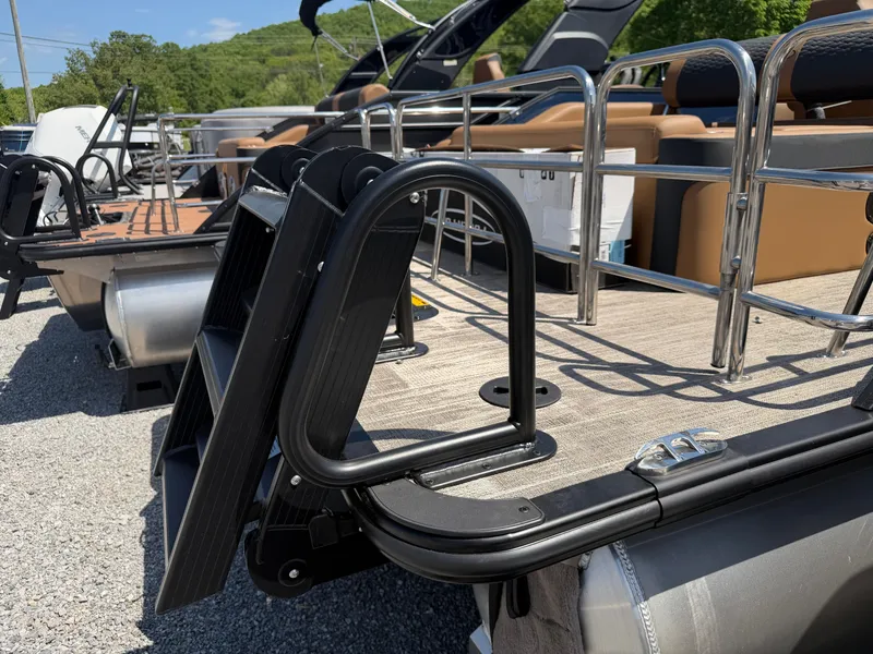 Slide: The Image of Bentley Pontoons Elite 223 DC Swingback 2026 - 20