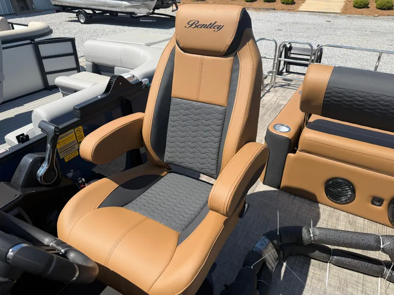 Slide: The Image of Bentley Pontoons Elite 223 DC Swingback 2026 - 7