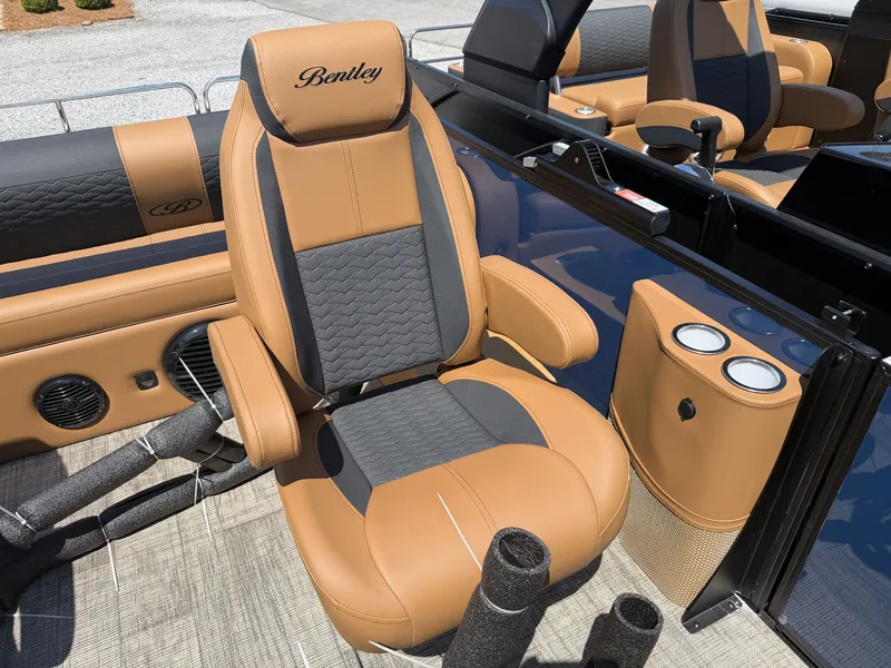 Slide: The Image of Bentley Pontoons Elite 223 DC Swingback 2026 - 8