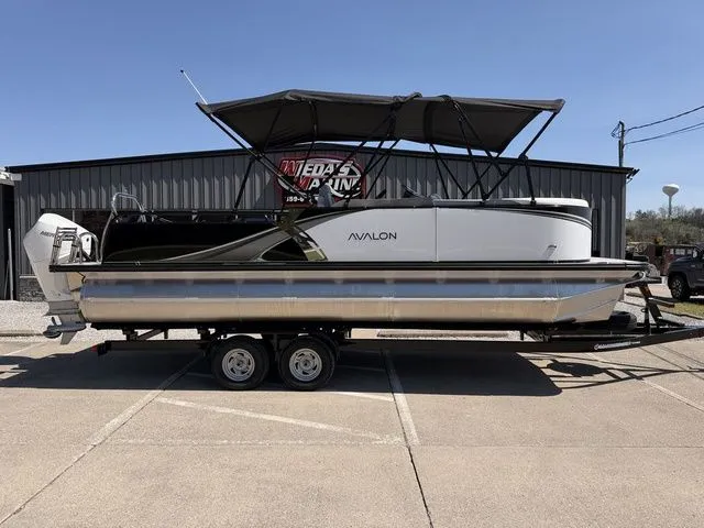 The Image of Avalon LSZ Versatile Rear Bench 23 FT 2026 - 1