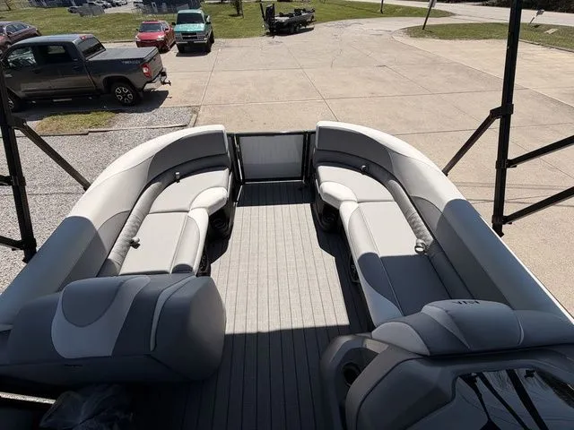 Slide: The Image of Avalon LSZ Versatile Rear Bench 23 FT 2026 - 10