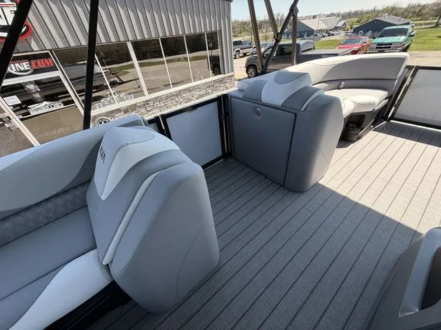 Slide: The Image of Avalon LSZ Versatile Rear Bench 23 FT 2026 - 11