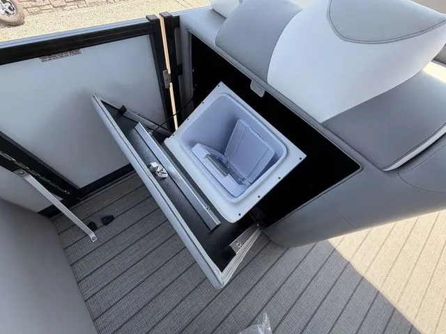 Slide: The Image of Avalon LSZ Versatile Rear Bench 23 FT 2026 - 12