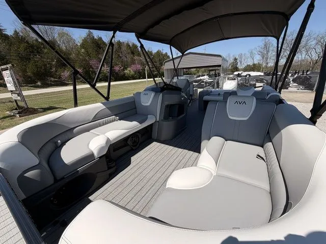 Slide: The Image of Avalon LSZ Versatile Rear Bench 23 FT 2026 - 13